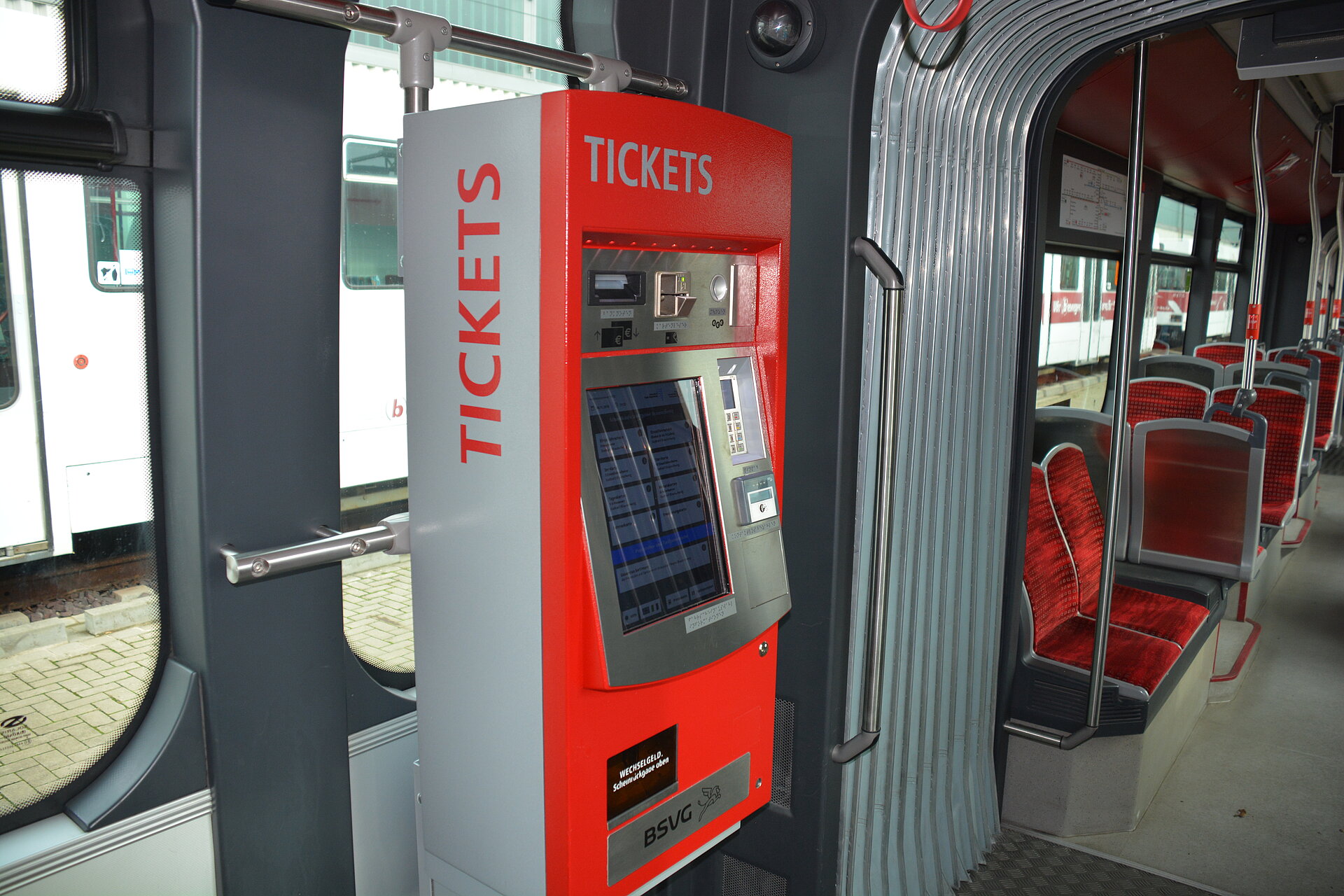 [Translate to English:] Roter Fahrscheinautomat in Straßenbahn verbaut